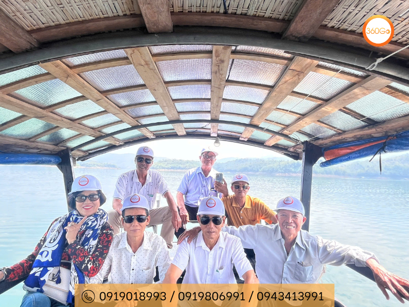 Dạo thuyền trên lòng Tà Đùng - Du lịch 360Go